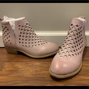 Women’s light pink booties size 9